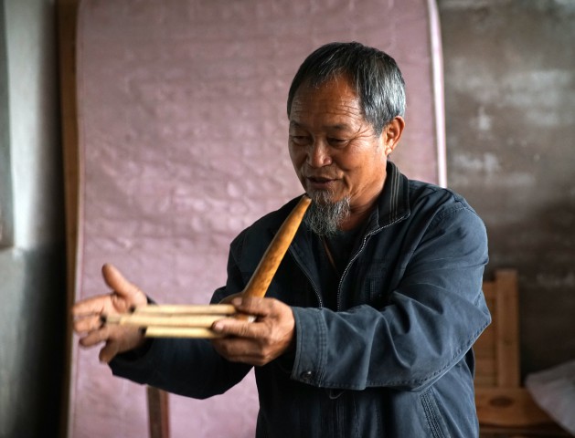 姚发顺老师在讲解葫芦笙的细节.jpg
